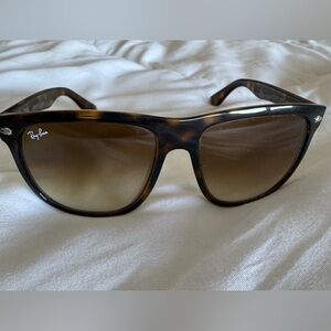 Ray-Ban Unisex Tortoiseshell RB4147